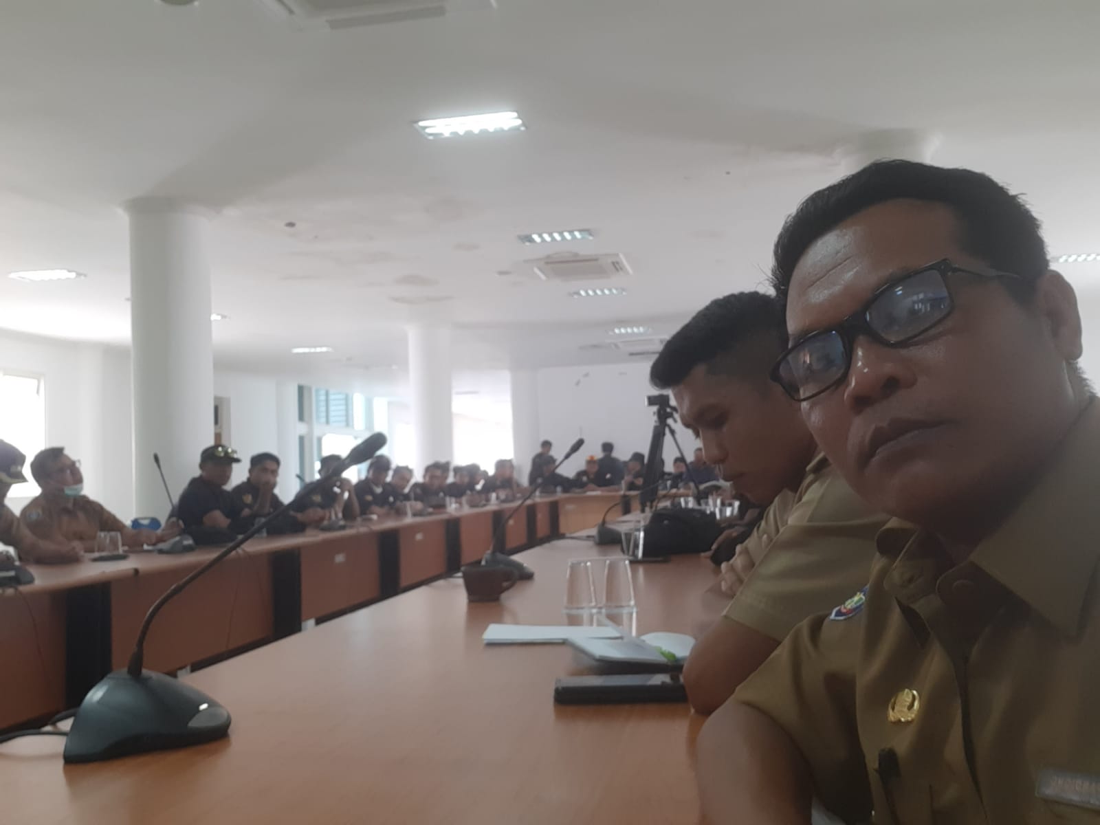 Kepala Dinas Lingkungan Hidup Menghadiri Hearing Dengan LSM Kasta Terkait Lahan Holtipark di Kantor DPRD Kab. Lombok Tengah Senin 13 Desember 2021
