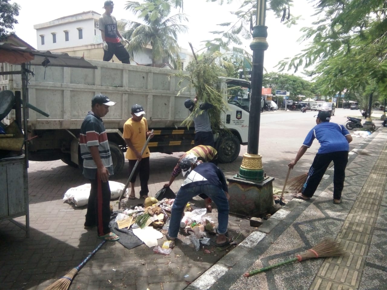 Pembersihan Sampah Setelah Acara Tabliq Akbar di Area Masjid Agung Praya