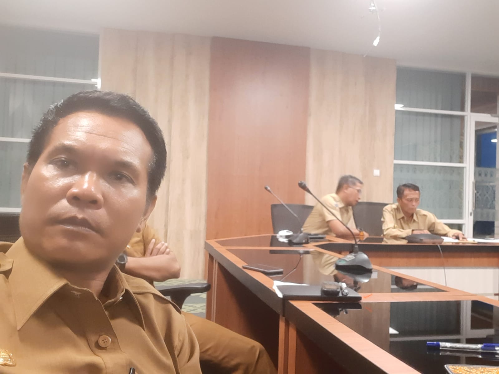 Kepala Dinas Lingkungan Hidup Kab. Lombok Tengah Mendampingi Bupati Lombok Tengah Dalam Acara VidCom Rakor Persiapan MotoGp 2022 dan Evaluasi WSBK 2021
