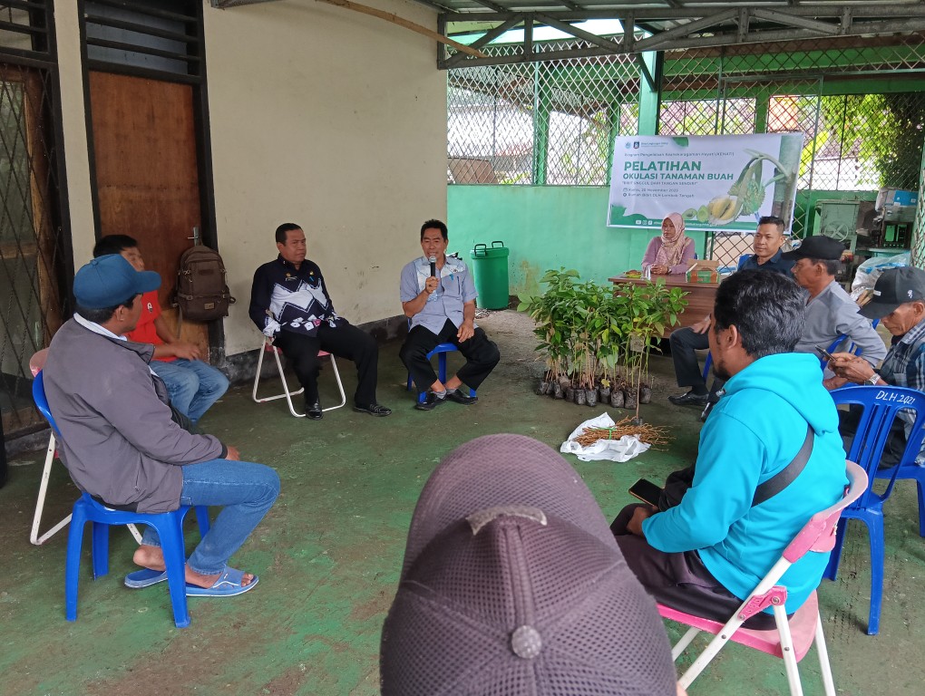 DLH Lombok Tengah Gelar Pelatihan Okulasi Tanaman Buah untuk Penguatan Proklim