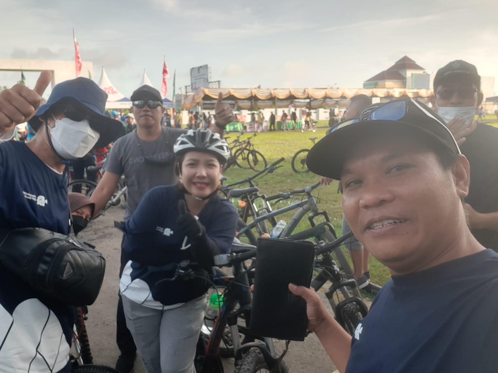 Kepala Dinas Lingkungan Hidup Kab. Lombok Tenagh Beserta Staf Mengikuti Fun Bike Dalam Rangka HUT Korpri Ke 50 