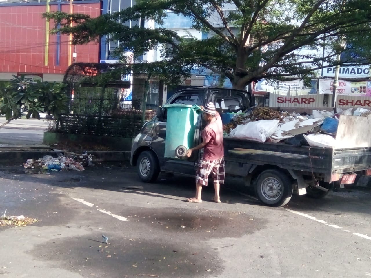 Penanganan Sampah Kota Praya Oleh Petugas Dinas Lingkungan Hidup Kab. Lombok Tengah