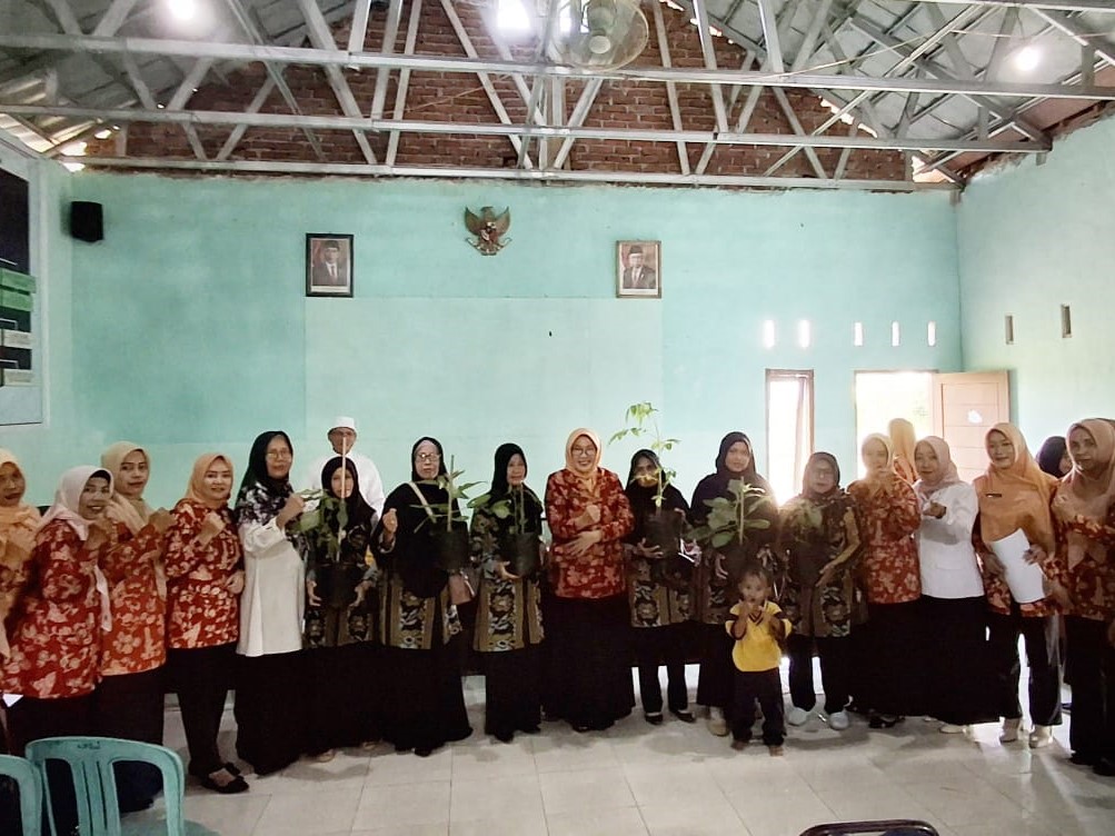 DHARMA WANITA DLH LOMBOK TENGAH MEMBERIKAN BANTUAN BIBIT TANAMAN SAYUR DI DESA BATUNYALA DALAM RANGKA PENURUNAN STUNTING